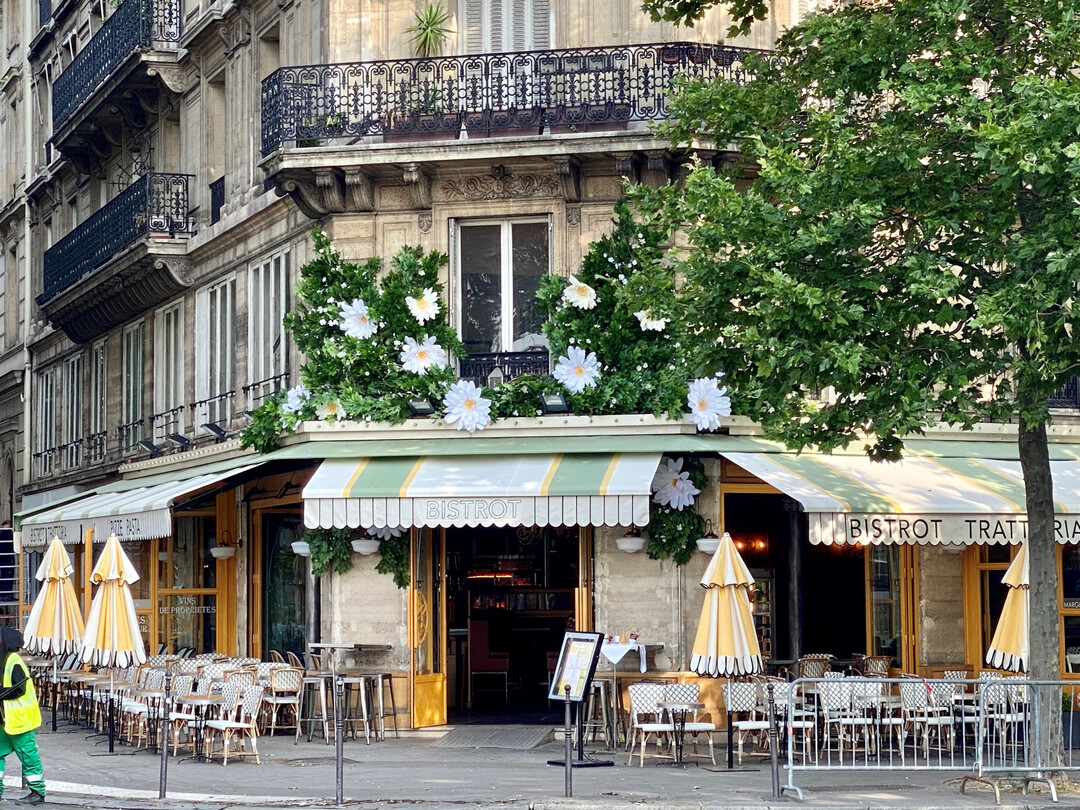 Aber nicht nur an der Fassade, auch in den Innenrumen von Restaurants und Ladengeschften halten Blumen und Pflanzen Einzug