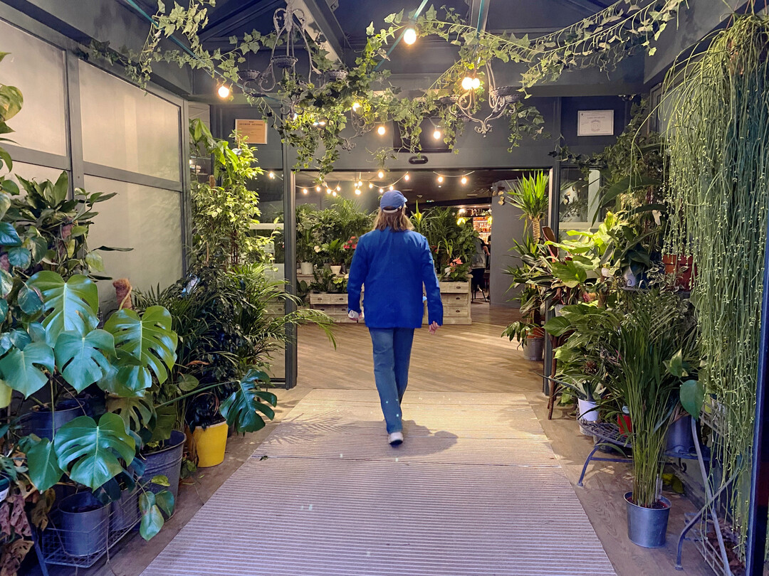 auch im Eingangsbereich des ibis-Hotels, in dem die Reisegruppe bernachtete, grnte und blhte es. Im Bild: Innenarchitekt und Storedesigner Klaus Schwitzke.