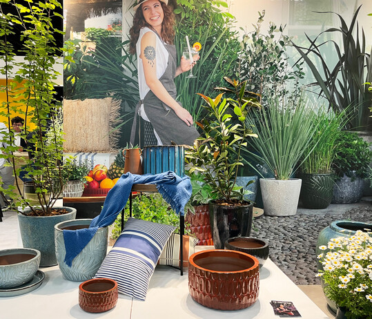 Deroma zeigte auf der spoga+gafa zahlreiche Neuheiten, unter anderem die Collection Naranjas  glasierte Terrakottagefe in verschiedenen Farben, Formen und Oberflchen und handwerklichem Finish. Der Messestand bot zudem Inspiration fr die Gestaltung am POS.