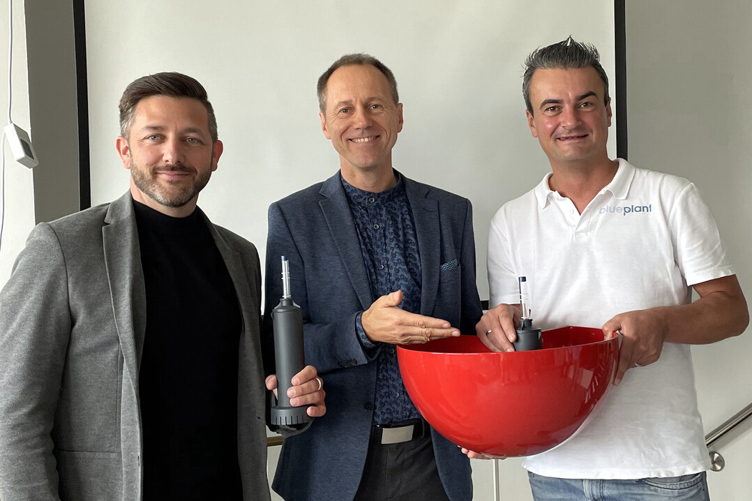 Der vorgestellte Wasserstandsanzeiger ist noch nicht digital, kann aber in der Raumbegrnung die digitale Informationsbertragung per App frdern. Von links: Sebastian Knoch, Leni-Vertriebsmanager; Carsten-Dieter Stakalies, DGHK; Patrick Weilerswist, blueplant. 