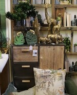 Green Living holt den Dschungel nach Hause. Der moderne Schrank der Eigenmarke Stilecht bietet viel Abstellraum für edle Deko.