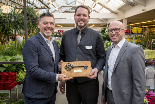 Schlsselbergabe (v.l.): Oliver Haller, Chief Purchasing Officer Dehner; Patrick Wichers, Marktleiter Dehner Rheine und Jrg Schielke, Regionsleiter Dehner