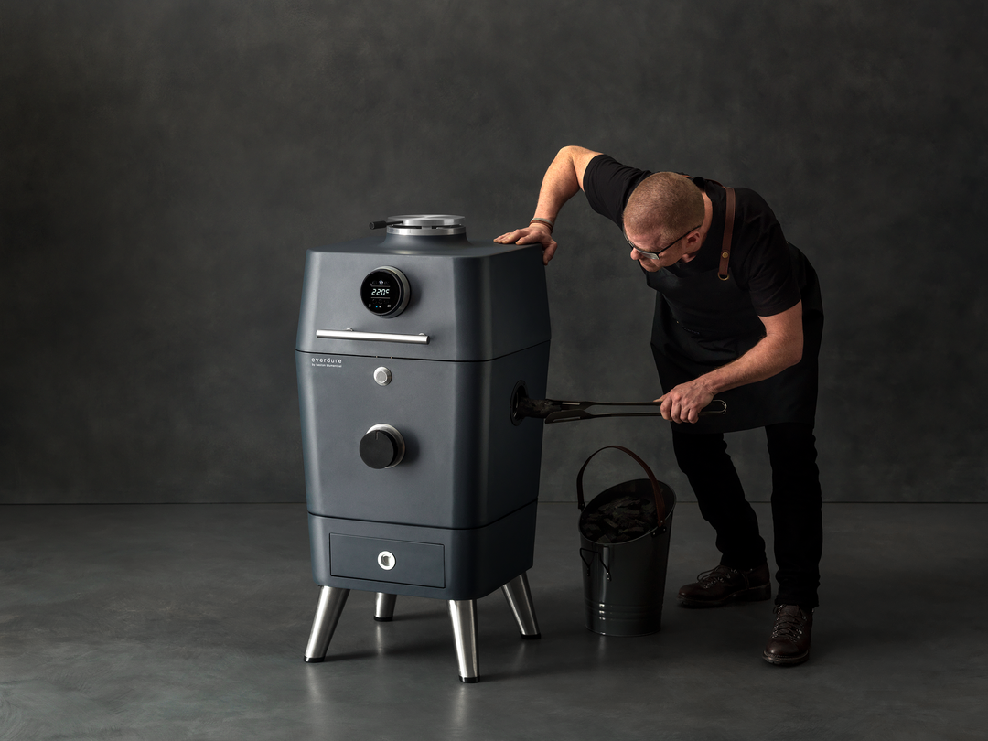 Durch eine besondere Optik heben sich die Produkte von Everdure by Heston Blumenthal vom Wettbewerb ab. Der 4K Grill des Unternehmens fllt beispielsweise durch sein minimalistisches Design auf, das in fnf verschiedenen Trendfarben angeboten wird. Dieser Holzkohlegrill verbindet die Tradition der Kamado-Kche mit prziser Technologie. Er eignet sich fr alle Kocharten von low & slow (+110) bis searing (+400). Die Bedienflche beisitzt ein Glas-Touchdisplay sowie eine Timer- und Countdown-Funktion sowie fnf Temperaturanzeigen fr den Garraum. Diese Features sind auch mit dem Handy kompatibel. 