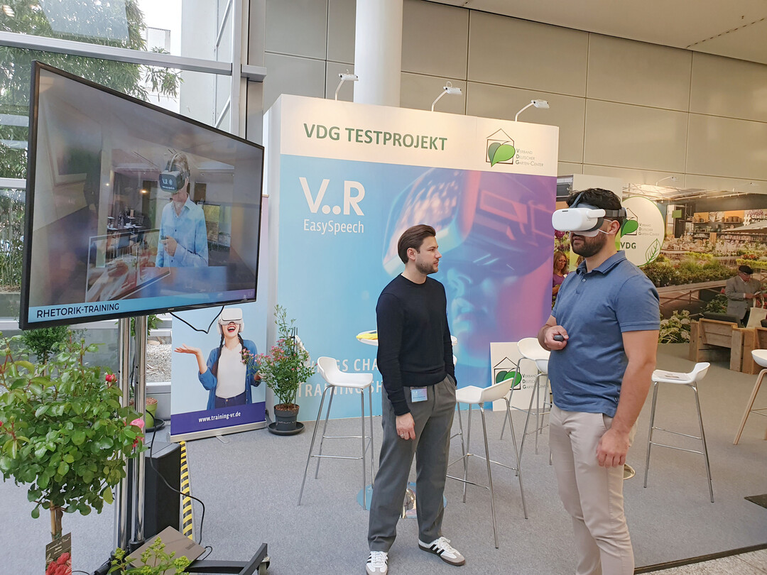 Der Verband Deutscher Garten-Center zeigte an seinem Stand neue Weiterbildungsmglichkeiten: Eine E-Learning-Plattform und einen Rhetorik-Kurs mittels VR-Brille und knstlicher Intelligenz. Beides wurde von unseren Mitgliedern sehr positiv bewertet und bekam groe Zustimmung. Wir berlegen nun, wie eine praktische Anwendung durch die Mitglieder in Zukunft aussehen knnte, erklrt der VDG-Geschftsfhrer Thomas Buchenau.