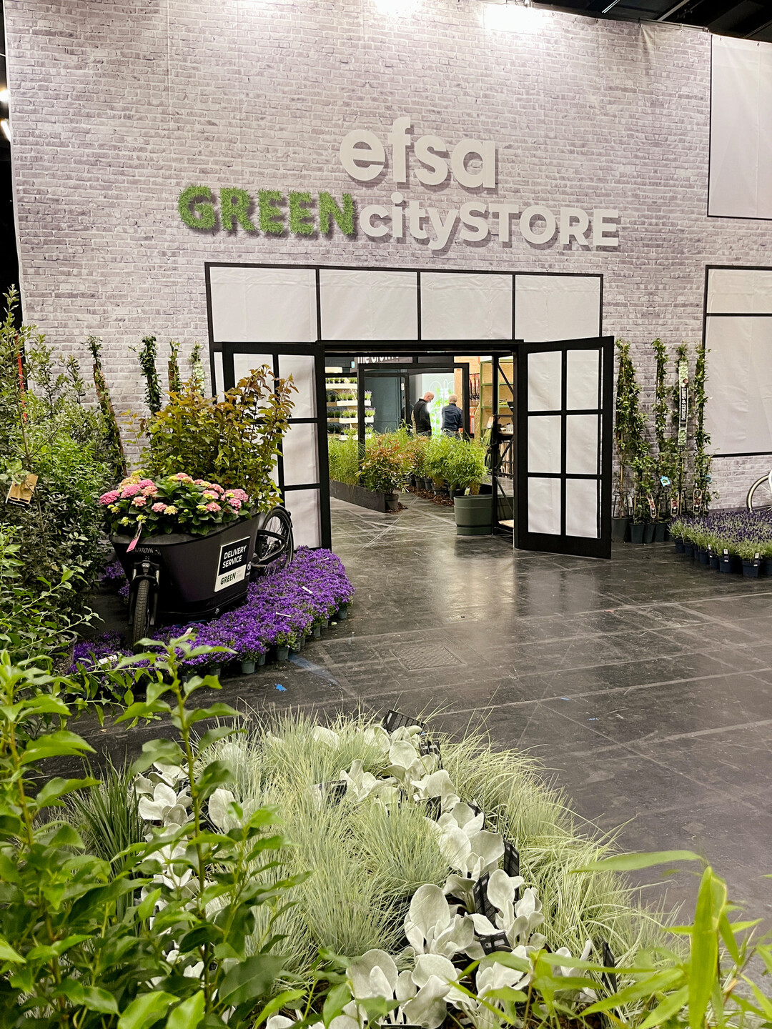 Die efsa, ein Zusammenschluss von Produzenten und Importeuren von Lifestylesortimenten, zeigte in der Halle 10.1 in der Sonderschau Green City Store, wie der Fachhandel dazu beitragen kann, Stdte grner zu machen.