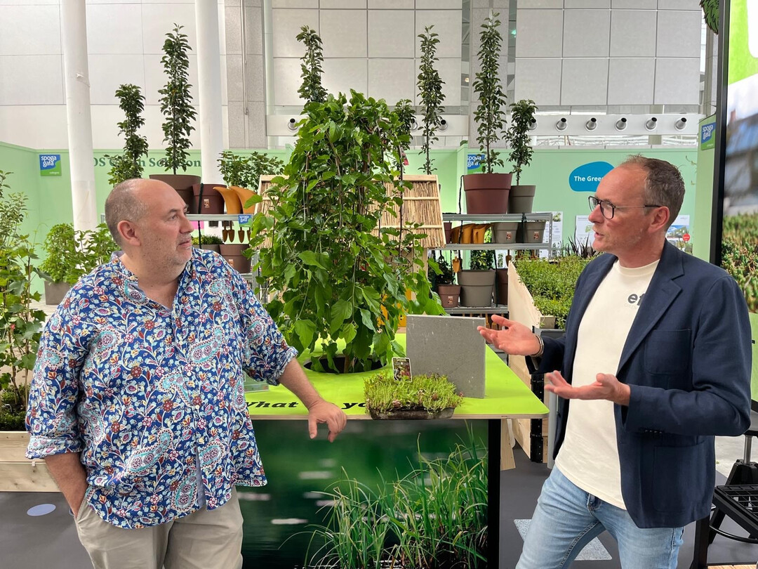Anziehungspunkt, Ort der Begegnung und des Austauschs waren erneut die POS Green Solution Islands. im Bild: Der Kurator der Sonderschau, Oliver Mathys, im Gesprch mit Frank van der Heide, dem Vorsitzenden des Niederlndischen Branchenverbands Tuinbranche Nederland.
