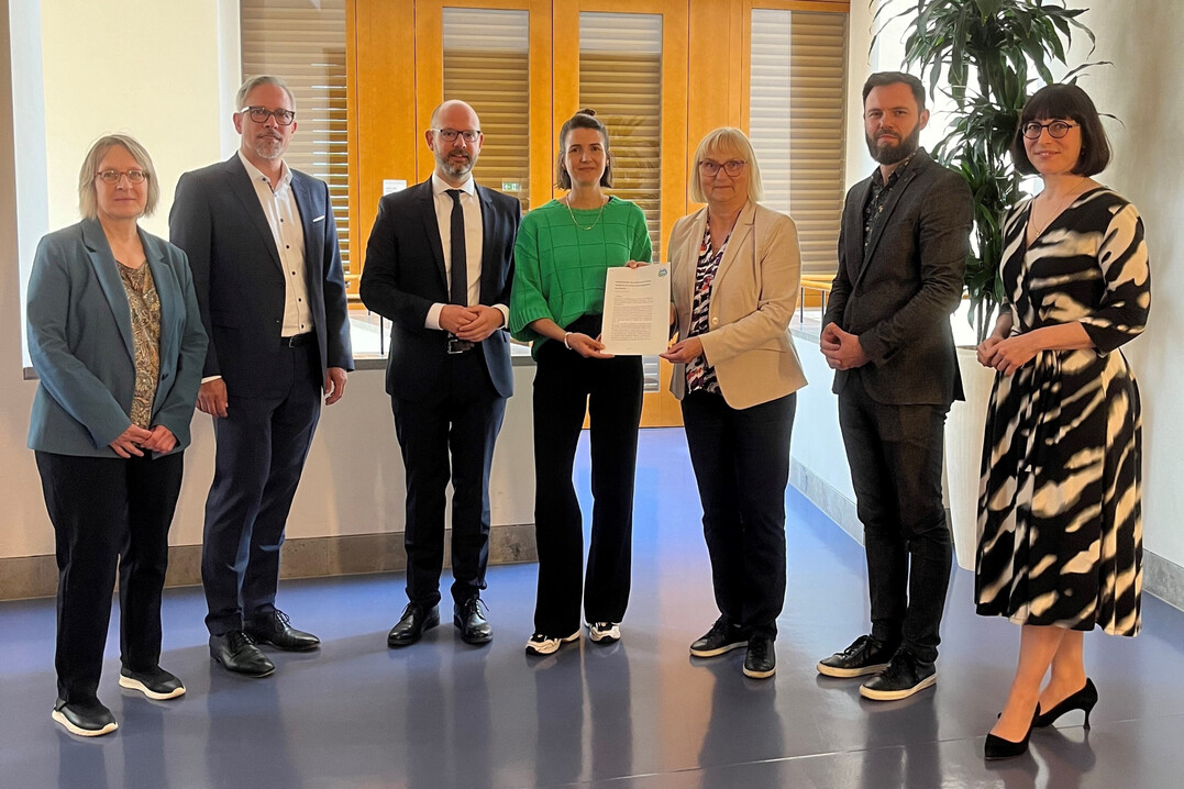 Waren bei der bergabe des Positionspapiers anwesend (v.l.): Imke Ide (BHB), Andreas Steigert (Otto Graf GmbH), Thomas A. Krmer (BGL), Anna Hackstein (IVG), Dr. Bettina Hoffmann (BMUV), Thomas Kirsch (BVE) und Dr. Brigitte Ammermller (BMUV). 