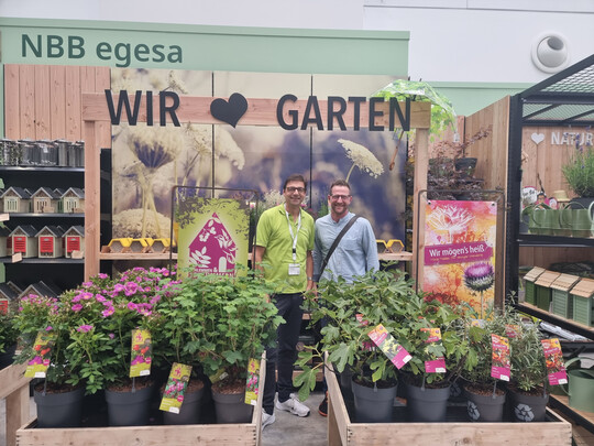 Die neuen POS-Konzepte waren als Teil der POS Green Solution Islands auf der spoga+gafa aufgebaut. Thomas Weng (l.) nutzte die Gelegenheit, sie vielen interessierten NBB-egesa-Partnern zu zeigen. 