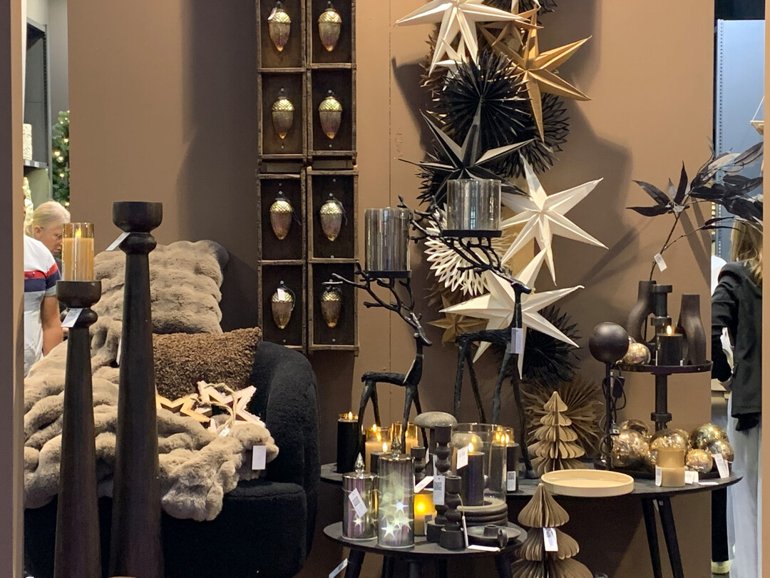 Mattes Schwarz in Kombination mit Champagnergold sorgt bei Exner, 
Recklinghausen
, fr eine edle Chalet-Anmutung. 
<a href="https://www.exner-collection.de"  target="_blank" >www.exner-collection.de</a>