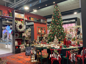 Der Grohndler Hoff Interieur, Nrnberg, inszenierte auf der TrendSet raumgreifend  und setzt den Christbaum mitten in die Festtafel. 
<a href="https://www.hoff-interieur.de" target="_blank" >www.hoff-interieur.de</a>