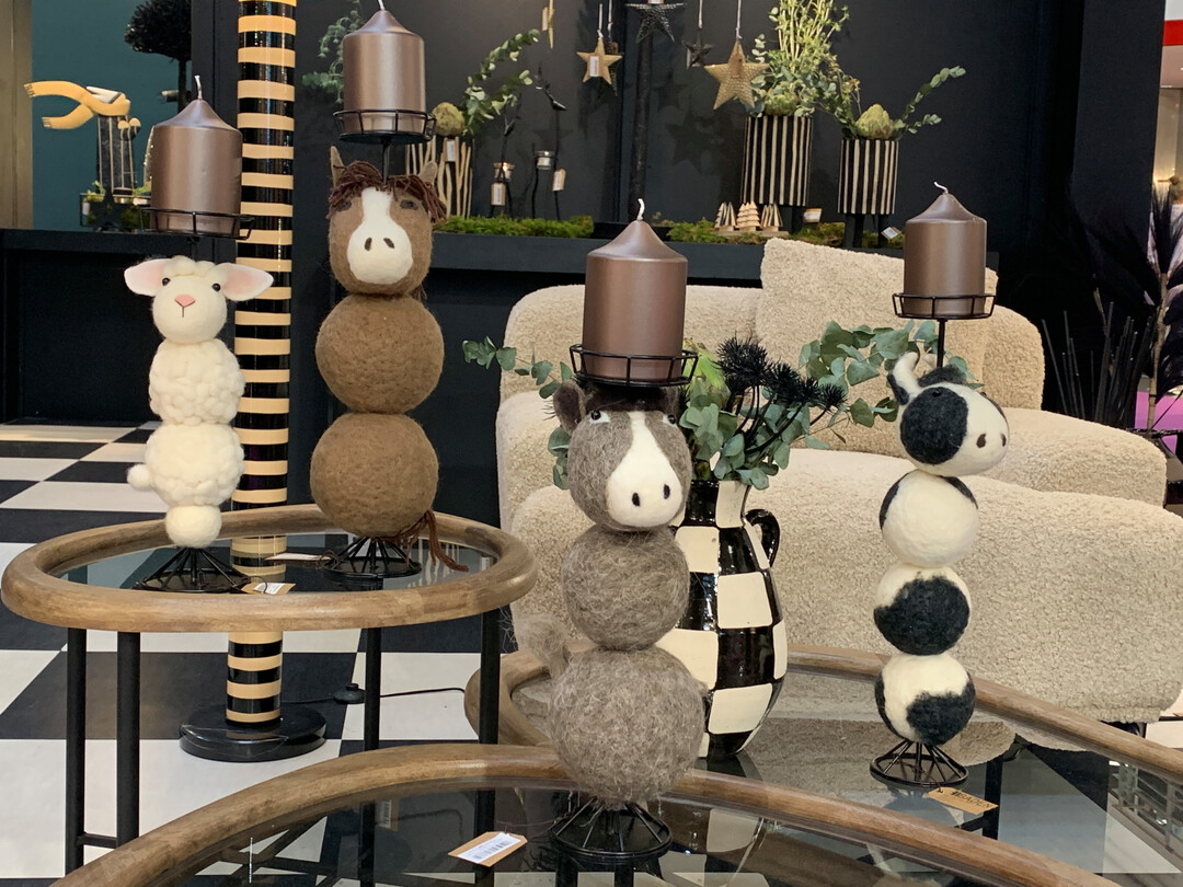 Witzige Bauernhoftiere behalten die Kerzen im Blick  BADEN, Scheeel, holt Kuh & Co. auf den Couchtisch. 
<a href="https://www.baden-collection.de"  target="_blank" >www.baden-collection.de</a>