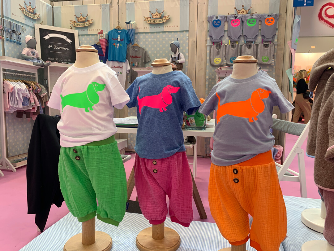 Heimlicher Star der Messe war der Dackel, der in poppigen Farben fr sein Herrchen da ist, wie hier auf den Shirts des Kinderlabels P. Eisenherz aus Hamburg. 
<a href="https://www.p-eisenherz.de"  target="_blank" >www.p-eisenherz.de</a>
