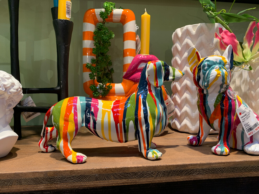Colourblocking, Streifen oder einfach bunt: G. Wurm, Kln, zeigte frs kommende Frhjahr Figrliches in frhlichen Farben  darunter Mops und Dackel. 
<a href="https://www.wurm.com"  target="_blank" >www.wurm.com</a>
 