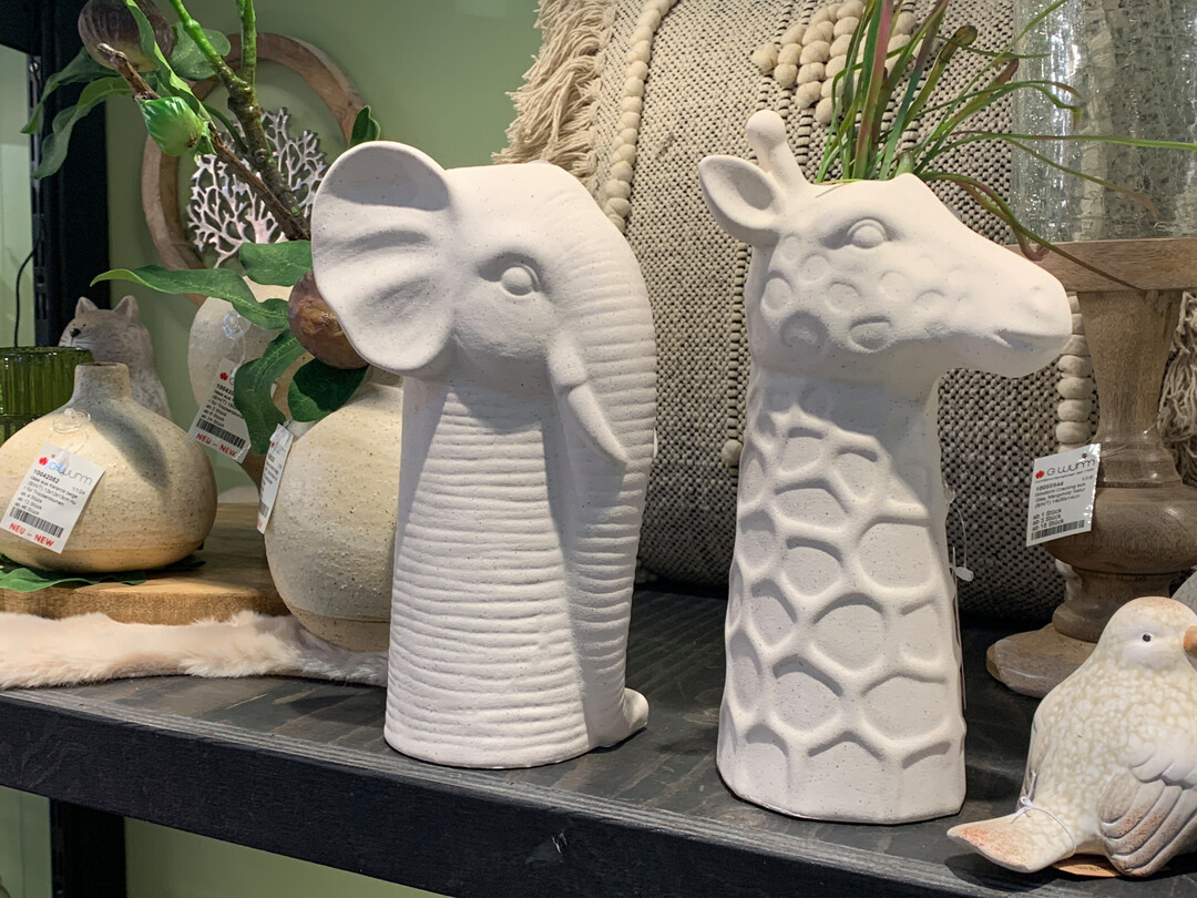 G. Wurm, Kln, bietet die neuen Vasen mit afrikanischen Tieren in mattem Finish und in farbig glasiert an. 
<a href="https://www.wurm.com"  target="_blank" >www.wurm.com</a>
