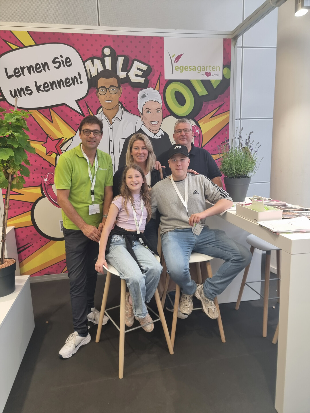Der Vertriebsleiter  NBB egesa Thomas Weng (l.) hatte alle Hnde voll zu tun. Er empfing interessierte Besucher:innen auf dem NBB egesa Stand der POS Green Solution Island und stand auf dem Boulevard Rede und Antwort. Oh, wie war es schn! Die diesjhrige spoga+gafa hat wieder einmal einen sehr positiven Eindruck hinterlassen. In diesem Jahr durften wir uns mit dem Leitthema Responsible Gardens  Verantwortungsvolle Grten auseinandersetzen und unsere Interpretation als Best Practice auf der POS Green Solution Island zeigen. Daraus resultierten viele interessante Gesprche. Und genau diese Gesprche sind es, die die spoga+gafa fr uns so wichtig machen. 
 