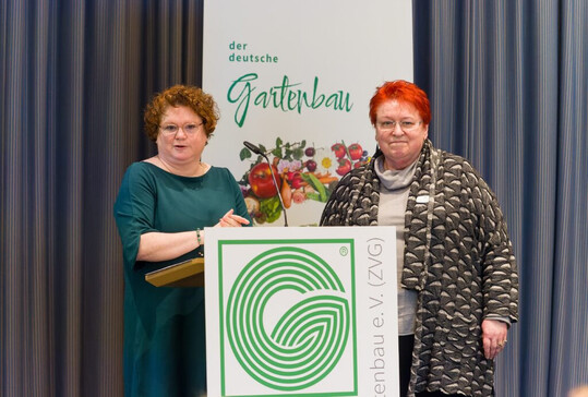 Berichteten beim erweiterten ZVG-Präsidium im Vorfeld der Grünen Woche 2024 über die aktuellen Rechtsthemen für den Gartenbau: Annette Weißenborn (links) und Romana Hoffmann.