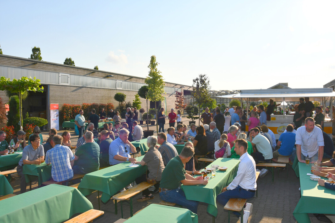 Unter strahlendem Sonnenschein kamen rund 200 Gste zum FLORUM-Messefest zusammen. Mit leckerem Grillgut, kalten Getrnken, geschmackvoll eingegrnt von Olaf Ramcke Pflanzenhandel, Hasloh und viel Kollegenschnack wurde gefeiert bis in den spten Abend.