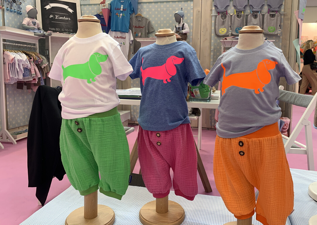 Das Label Prinz Eisenherz aus Hamburg druckt Dackelmotive auf Kindershirts. 
<a href="https://www.p-eisenherz.de"  target="_blank" >www.p-eisenherz.de</a>