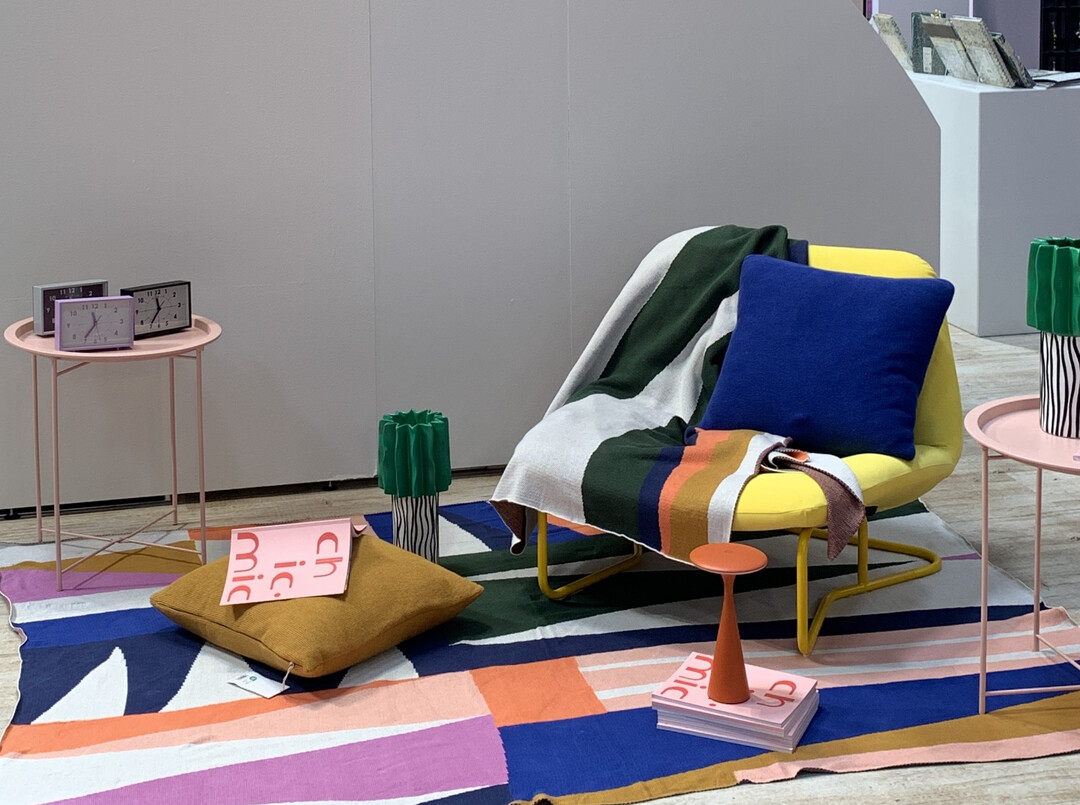 Die Produktpalette bei Chicmic, Friedberg , wchst stetig und bekommt im Herbst vor allem wohnlichen Zuwachs  LED-Leuchten, Plaids, Kissen und Wanduhren im Colourblocking-Trend. 
<a href="https://www.chicmic.de"  target="_blank" >www.chicmic.de</a>