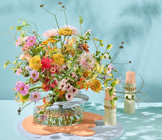 „Mobo Dance“ – das zweite Straußdesign im Sommer-Trend „Soft Shore“. Folgende Floralien wurden verwendet:
<i>Leonotis, Cosmea, Kniphofia, Gloriosa, Clematis, Lisianthus, Carnation, Privet, Verbena, Larkspur, Nerine, Phlox, Lathyrus.</i>