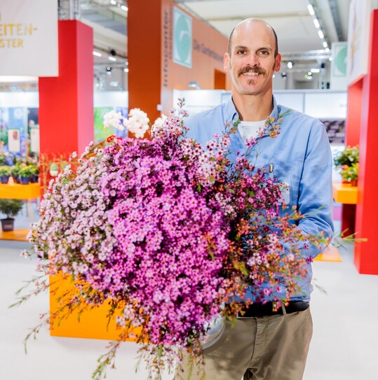 In der Kategorie Schnittblumen konnte Chamelaucium Ever Flowering Wax das Rennen machen. Diese australische Wachsblume von Nir Nursery aus Israel besticht durch die nahezu ganzjhrige Erntezeit. Im Bild: Asaf Nir, Nir Nursery.