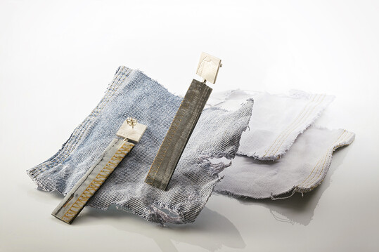 Talent Angelo Verga mit einem Produkt aus seinem Projekt My Jeans