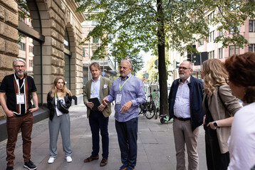 Auf der Storetour am ersten Veranstaltungstag besuchen die Teilnehmenden gemeinsam mit Daniel Schndt (4.v.l.) neue Handels- und Ladenkonzepte. 