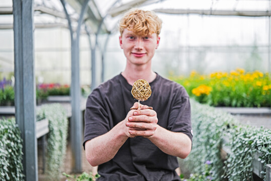 Paul macht derzeit seine Ausbildung in der Grtnerei Bendler in Regensburg. Anstelle seines Chefs fhrte er die Bewerber fr den offenen Ausbildungsplatz allein durch den Betrieb und beantwortet ihre Fragen zum Ausbildungs- und Betriebsalltag.   