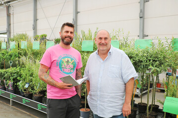 Michael Perry (l.) alias Mr. Plant Geek ist bekennender Pflanzenfreak. Durch seine Ttigkeit als Pflanzenjger bei Thompson & Morgan wurde er in die Top 20 der einflussreichsten Personen in der Gartenwelt der Sunday Times aufgenommen. Er ist in den sozialen Medien sehr aktiv und wurde so zu einer Art Branchen-Influencer. mrplantgeek.com