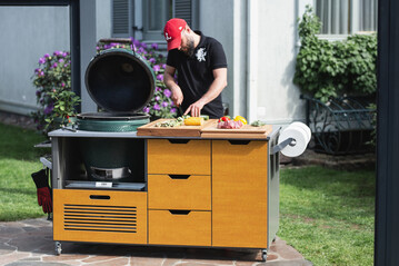 Der auf die Corona-Pandemie zurckzufhrende Koch-Boom veranlasste KamadoSpace, einen Hersteller fr Outdoor-Kchensysteme, zur Erweiterung seiner Produktpalette. Infinite Island ist eine kompakte Kochinsel, die  mit allen Marken des Kamado-Grills verwendet werden kann. kamadospace.de