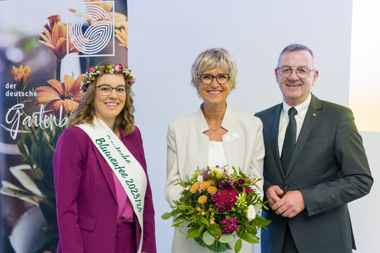 Die neue ZVG-Präsidentin Eva Kähler-Theuerkauf mit ihrem Vorgänger Jürgen Mertz und der Deutschen Blumenfee 2023/24 Kathrin Köhler