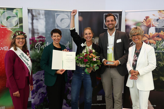 Nicole Klattenhoff und Finn Schachtschneider von der Pflanzenschule GbR wurden mit dem Innovationspreis für die Entwicklung der Green Learning App ausgezeichnet. Von links: Die Deutsche Blumenfee 2023/24 Kathrin Köhler, Staatssekretärin Silvia Bender vom Bundeslandwirtschaftsministerium, Nicole Klattenhoff und Finn Schachtschneider, ZVG-Präsidentin Eva Kähler-Theuerkauf.