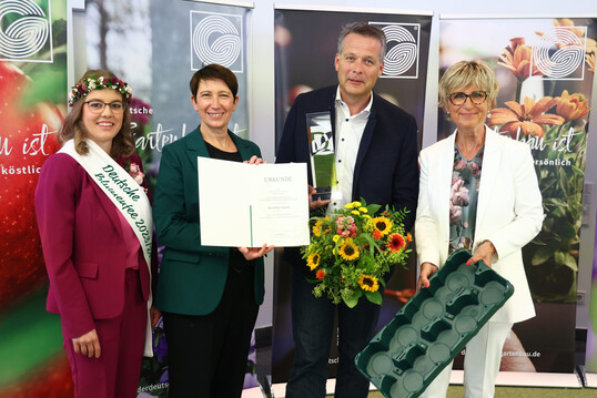 Rupert Fey nahm den Innovationspreis für die Entwicklung und Einführung der EPT Trays von der Euro Plant Tray eG entgegen. Von links: Die Deutsche Blumenfee 2023/24 Kathrin Köhler, Staatssekretärin Silvia Bender vom Bundeslandwirtschaftsministerium, Rupert Fey, ZVG-Präsidentin Eva Kähler-Theuerkauf.