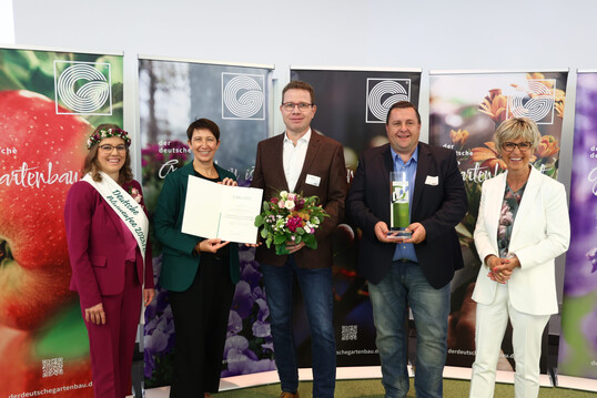 Den Preis für das Konzept „baumerbe – ein Grab am Zukunftsbaum“ der Treuhandstelle für Dauergrabpflege Niedersachsen/Sachsen-Anhalt GmbH nahmen Uwe Stapelmann und André Burmester in Empfang. Von links: Die Deutsche Blumenfee 2023/24 Kathrin Köhler, Staatssekretärin Silvia Bender vom Bundeslandwirtschaftsministerium, Uwe Stapelmann und André Burmester, ZVG-Präsidentin Eva Kähler-Theuerkauf.