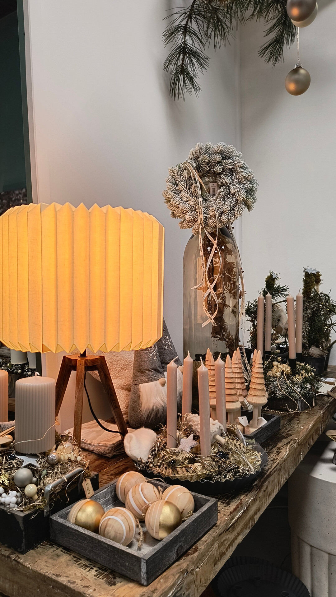 Sanftes, pastelliges Cremegelb kombinierte Kerstin Niebling mit Caramel und neutralen Grau-Greige-Tnen.