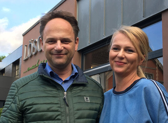 Michael und Birthe Löschau. <br />
Michael Löschau betreibt neben einem Floristik- und Dekorationsgeschäft „Löschau Raumbegrünung & Ambiente“ in Oldenburg noch zwei Gartencenter im Raum Oldenburg und Rastede. <br />
<a href="https://loeschau.com/" target="_blank" >loeschau.com</a>