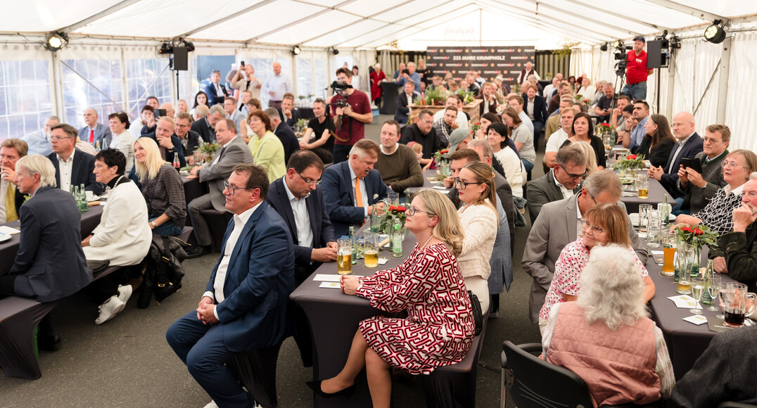 Zahlreiche Gste feiern am 18. September gemeinsam mit der Familie und den Mitarbeitern das groe Jubilum.