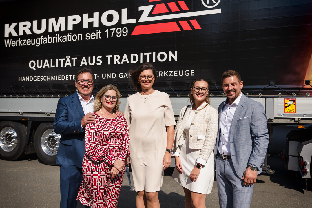 (v. l.) Claus Krumpholz mit Ehefrau Elke, Ilse Aigner sowie Claus Krumpholz, der das Unternehmen in der 8. Generation bernehmen wird, mit seiner Ehefrau.
