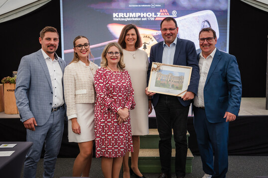 Auch die Politik gratuliert der Familie Krumpholz zum Jubilum: Ilse Aigner (4. v. l.), Prsidentin des bayrischen Landtags, und Martin Schffel (2. v. r.), Staatssekretr im bayrischen Finanz- und Heimatministerium, sind Gste bei der Jubilumsfeier am 18. September 2024. 