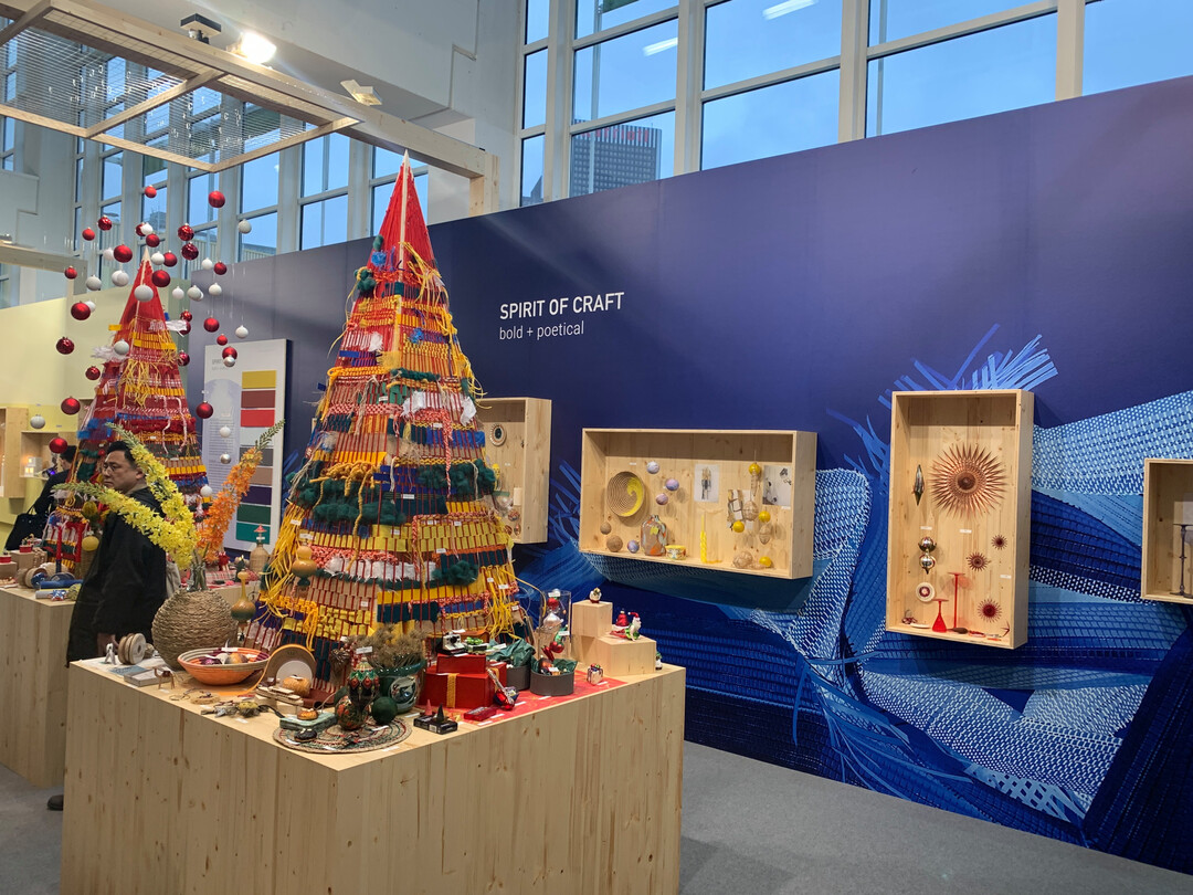 Sehgewohnheiten aufbrechen  zum Beispiel mit einer stilisierten Baumform, hier auf der Christmasworld-Trendflche.