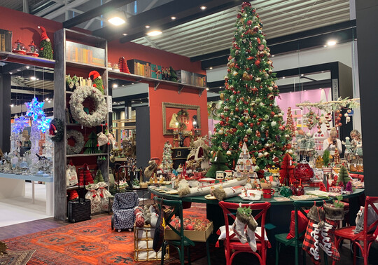 <a href="https://www.hoff-interieur.de"  target="_blank" >Hoff Interieur </a>
holte den Christbaum mitten auf die Festtafel. 