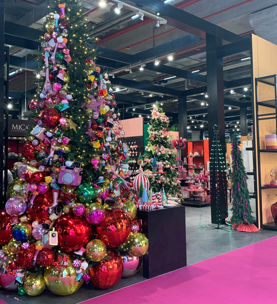 <a href="https://www.edelman.eu"  target="_blank" >MICA Decorations (Edelman, NL)</a>
 hatte diesen Baum als Social Media Photo Spot gekennzeichnet. 