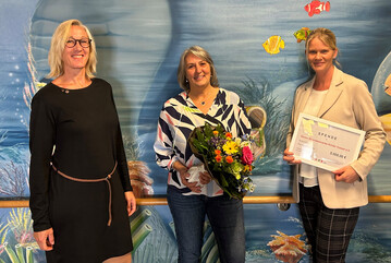 Pia Schfer (l.) von der Sagaflor, Claudia Rlke (m.) vom Verein fr krebskranke Kinder Kassel und Eva Bodemann (r.), ebenfalls von der Sagaflor.