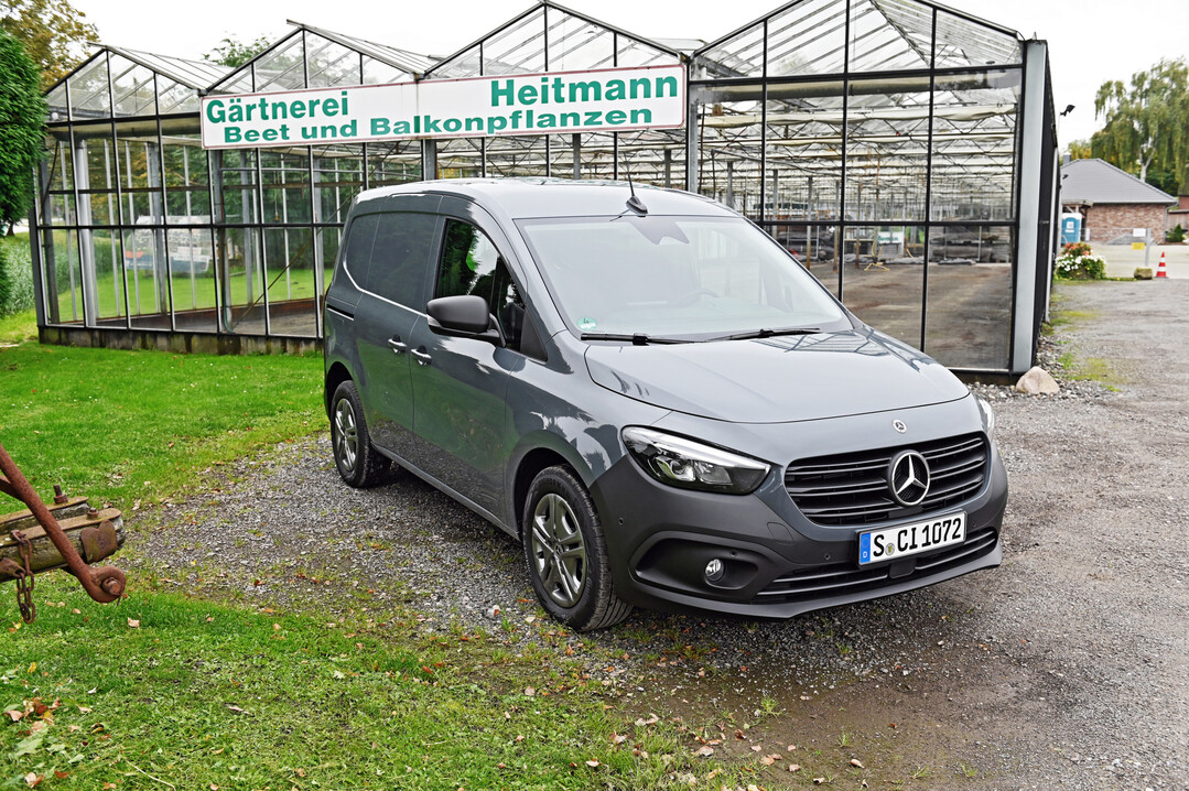 Der Citan von Mercedes-Benz fußt auf dem Kangoo, sieht nun aber mehr nach Mercedes aus.