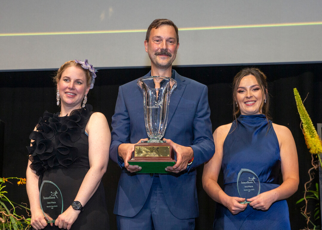 Nicolaus Peters hat den Interflora Worldcup 2023 in Manchester gewonnen. Auf Platz 2 landete Elisabeth Paalsson (l.) aus Norwegen, auf dem dritten Platz Elizabeth Newcombe (r.) aus England.