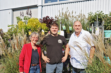 Stefanie Gppert und Johannes Whrle (Mitte) fhren gemeinsam mit Stefanie Breig (nicht im Bild) das Grn erleben Gartencenter Gppert in Haslach im Kinzigtal. Nach dem Tod des Inhabers Albert Gppert im November 2020, musste sich das Unternehmen neu sortieren. Oliver Mathys (rechts) sprach mit den beiden ber die Herausforderungen, die sich daraus ergaben. 
<a href="https://www.goeppert-gartencenter.de/" target="_blank" >goeppert-gartencenter.de</a>
