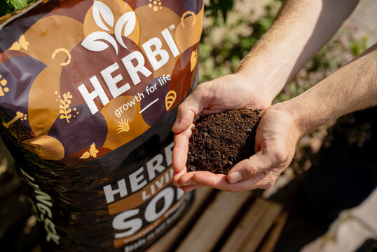 Herbi’s Living Soil ist ein lebendiges Ökosystem aus Mikroben, die beim Abbau von Bodenstoffen wertvolle Nährstoffe freisetzen. Das Substrat sowie die ergänzenden Dünger Living Soil Starter und Living Soil Booster bestehen zu 100 % aus natürlichen Ausgangsstoffen. Die Erde ist wiederverwendbar und torffrei – Nachhaltigkeit garantiert.