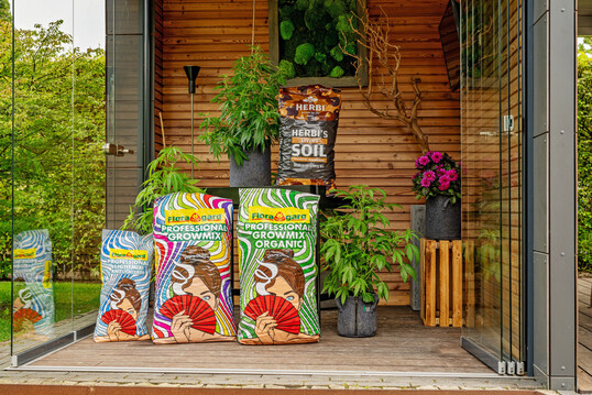 Der stationre Fachhandel sollte die stark wachsende Zielgruppe der Grower nicht ausschlielich den Growshops berlassen  Floragard bietet mit seinem Professional Growmix ein sorgfltig abgestimmtes Sortiment fr diese anspruchsvolle Zielgruppe.