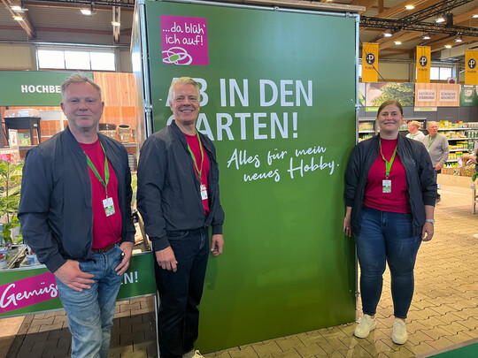 (v.l.) Carsten Markus, Head of Brands bei derSagaflor, Vorstand Peter Pohl und Category-Managerin Garten Stefanie Dietl (v. l.) prsentierten auf der PRO garten & tier in Kassel dasSagaflor-Motto fr die Gartensaison 2025. 