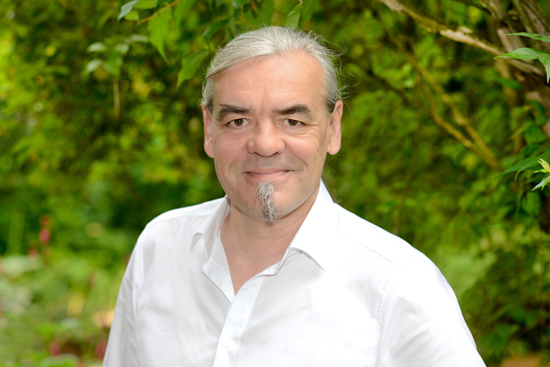 Tjards Wendeburg ist Redaktionsleiter der Gartenbauredaktion im Verlag Eugen Ulmer.